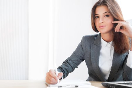 Девушка в деловом костюме