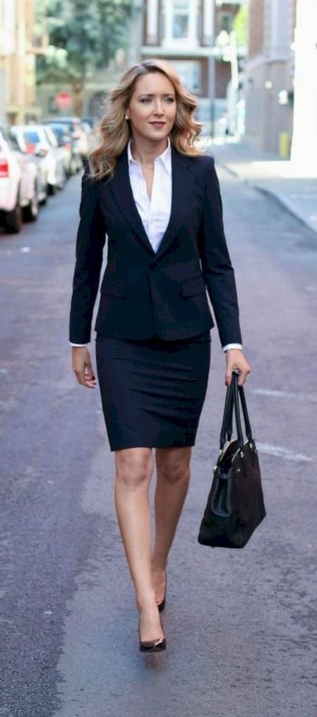 Женские деловые костюмы