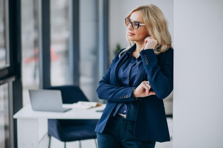 Красивая деловая женщина