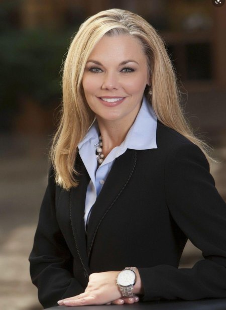 Красивая деловая женщина