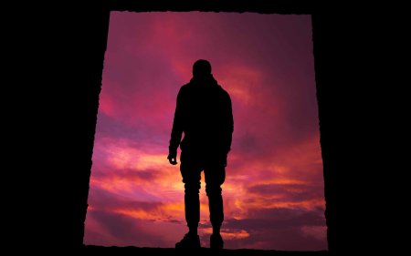 Одинокий парень на закате