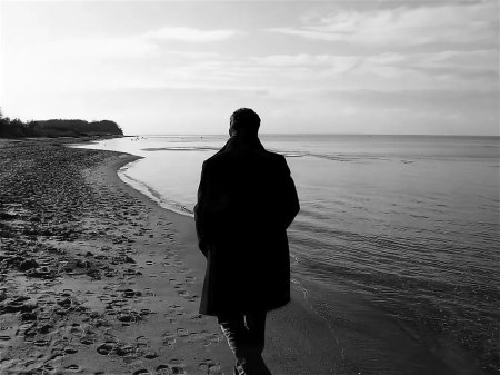 Одинокий человек на берегу моря