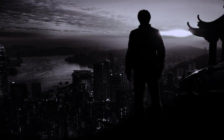 Силуэт человека на фоне города