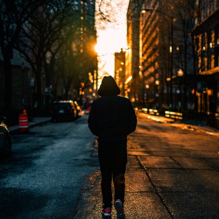 Одинокий парень в капюшоне