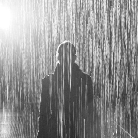 Люди под дождем