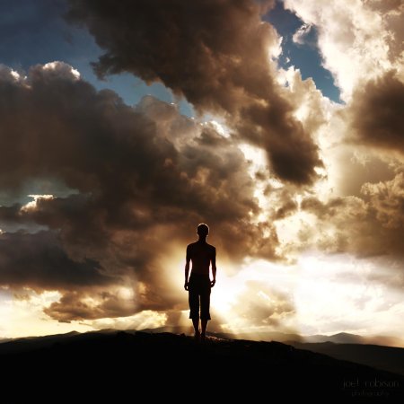 Силуэт одинокого мужчины