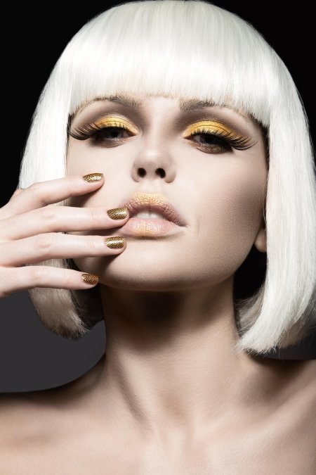 Девушки с золотым макияжем