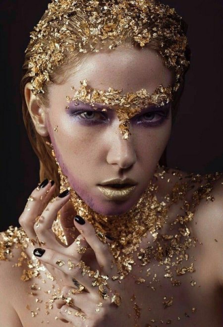 Девушка в золоте