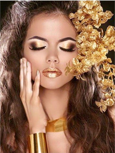 Девушка в золоте