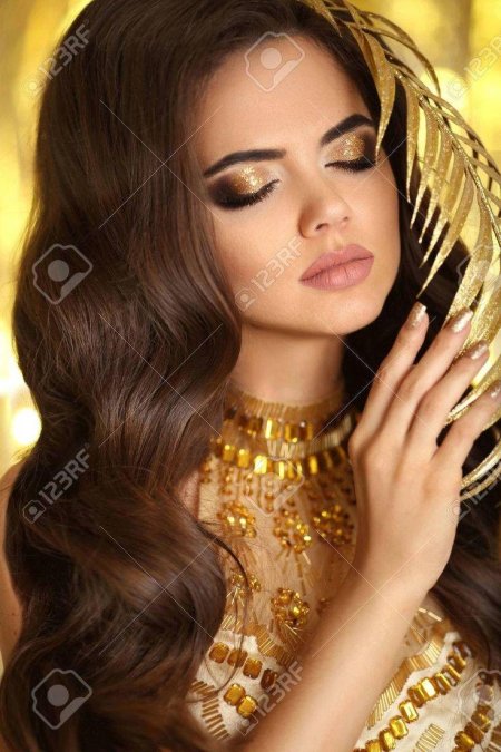 Макияж к золотому платью брюнетке