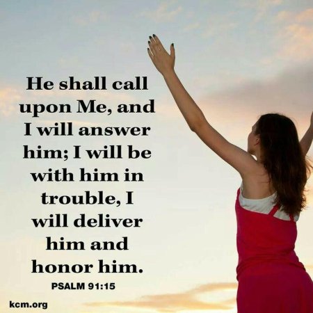 Девушка с поднятой рукой