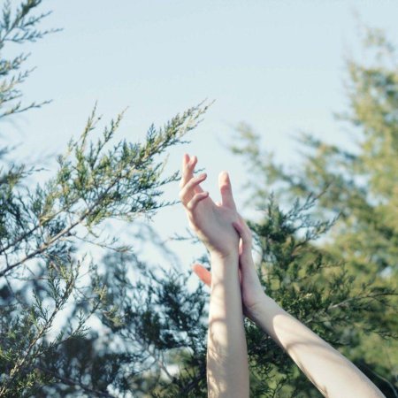 Девушка тянет руку