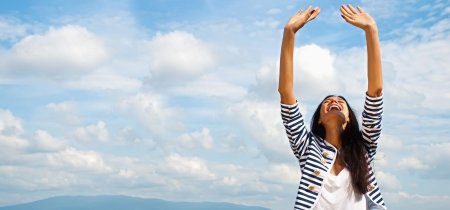 Девушка с поднятыми руками к небу