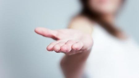 Протягивает руку помощи