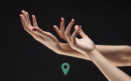 Женская рука с маникюром