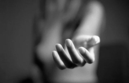 Девушка протягивает ладонь