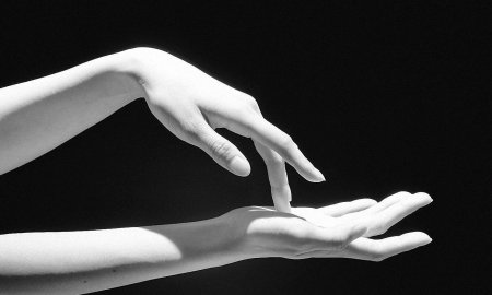 Изящная женская рука