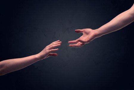 Рука тянется к руке