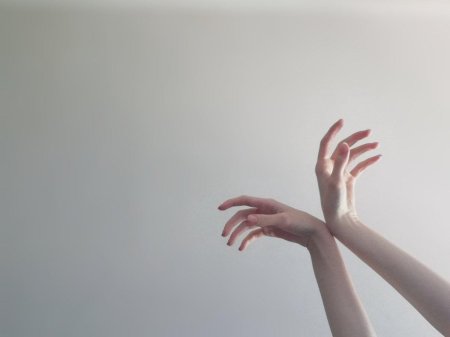 Бледные руки