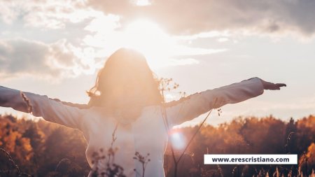 Девушка с поднятыми руками к небу