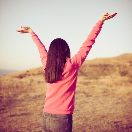 Девушка с поднятой рукой
