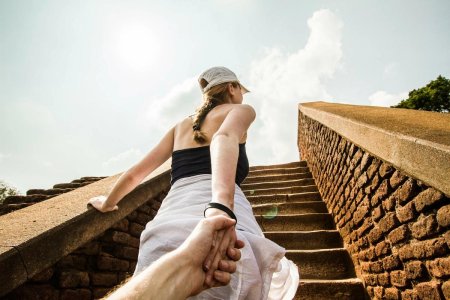 Ведет за руку