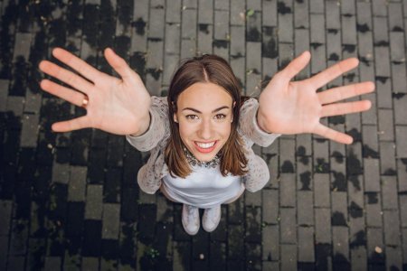 Девушка с поднятой рукой