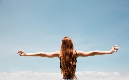 Девушка с поднятой рукой