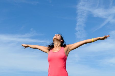 Девушка с поднятой рукой