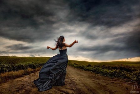 Девушка на ветру