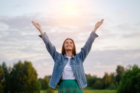 Девушка с поднятой рукой