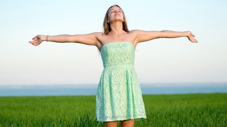 Девушка с распростертыми руками