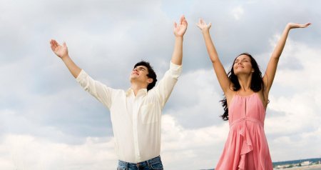 Человек поднимает руки к небу