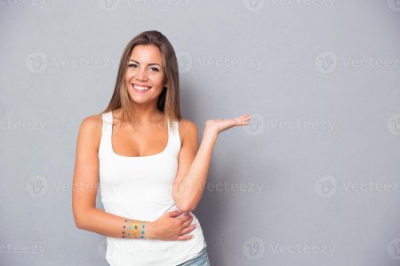 Девушка показывает рукой