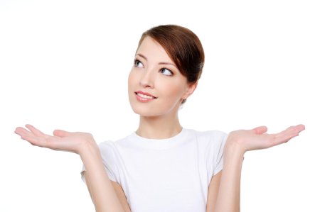 Девушка с вытянутой рукой