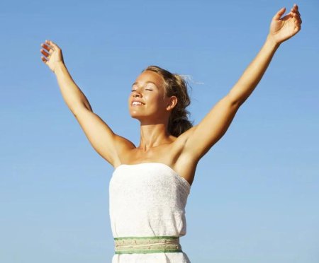Девушка с поднятой рукой