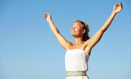 Девушка с поднятыми руками вверх