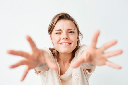 Девушка с протянутой рукой