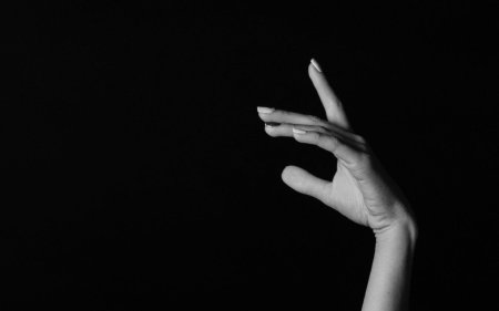 Рука на черном фоне