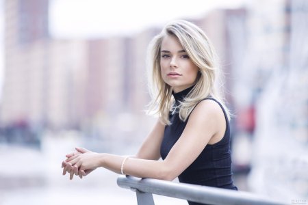 Девушка серьезная