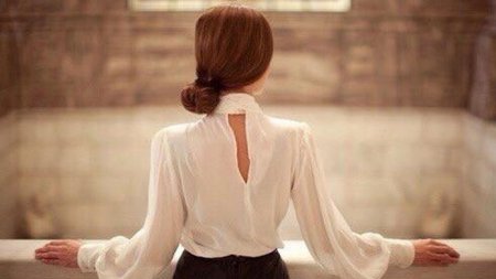 Элегантная женщина со спины