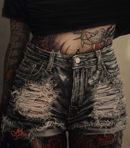 Тату из под шорт