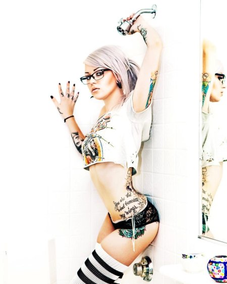 Девушка с татуировками