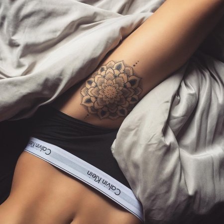 Тату для девушек на бедре