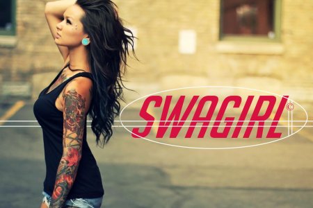 Девушка с татуировками