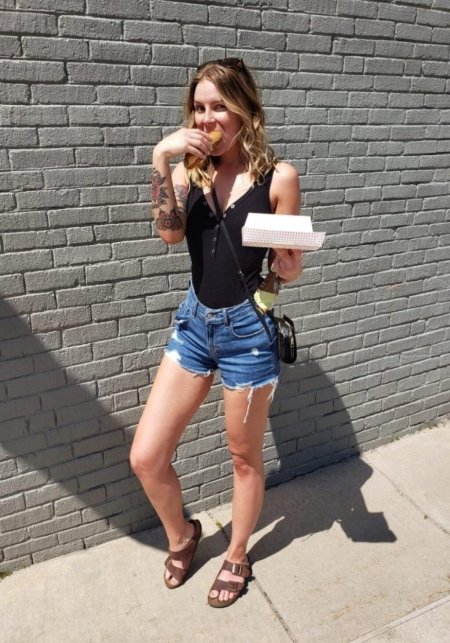 Девушки в шортах и шлепках