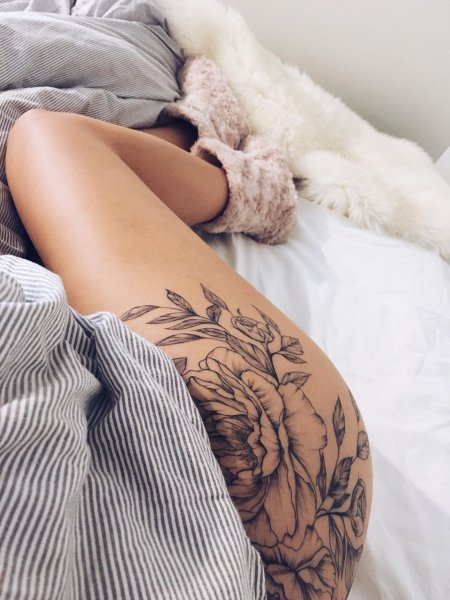 Татуировка на бедре для девушек
