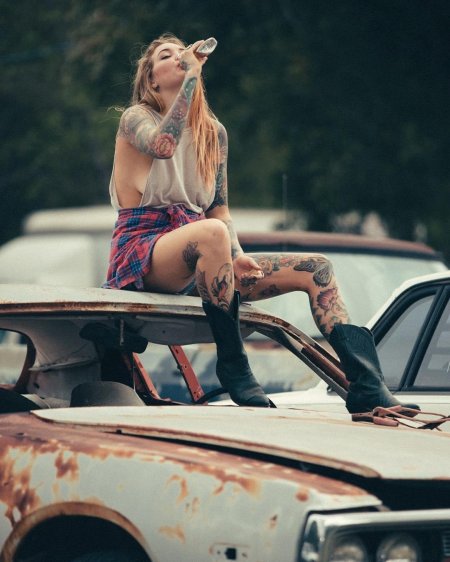 Девушки с тату и авто