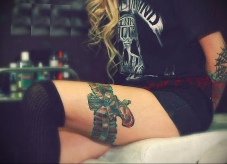 Тату пистолет на бедре