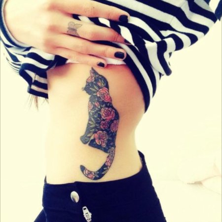 Татуировка на рёбрах для девушек